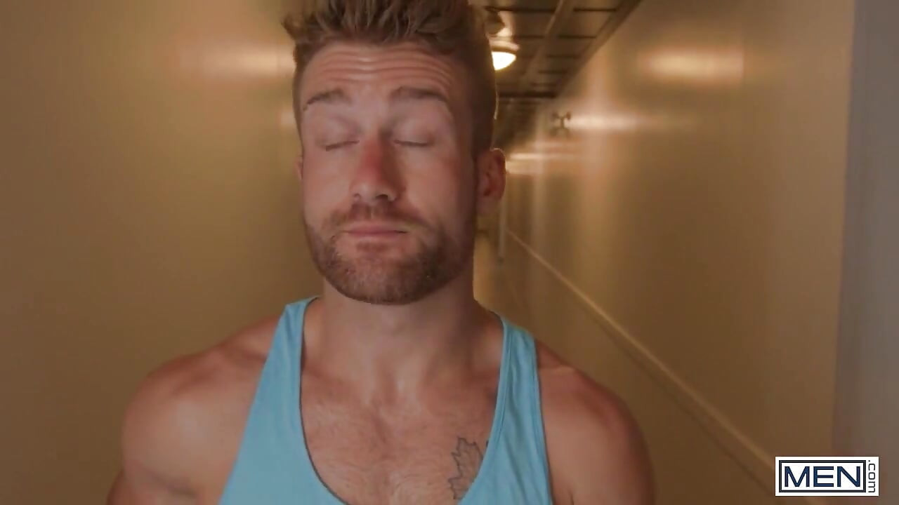 Männer - Tayler Tash und Felix Fox haben vergessen, dass sie eine yoga-session beim sonnenaufgang gebucht haben, hell und früh mit Lehrer Olivier Robert