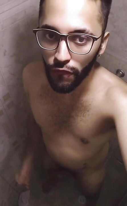 ชักว่าวในห้องอาบน้ําและยิงน้ําเงี่ยงของกู