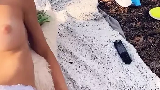 Gadis mungil bugar ngentot pantat ke mulut di hutan sampai creampie anal - mia bandini