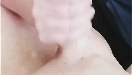 Ngocok kontol saat jam makan siang