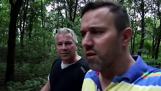 Sarışın büyük memeli ve dövmeli orta yaşlı seksi kadın pikap işemeyi ve gırtlağına kadar sikişmeyi kabul ediyor