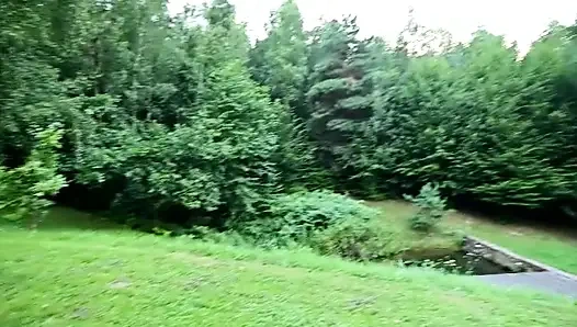 Büyük lastik dildoyla açık havada anal sikiş - orta çözünürlük