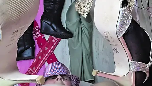 Cewek nakal dengan sepatu hak tinggi dientot sama 12 cowok di toko