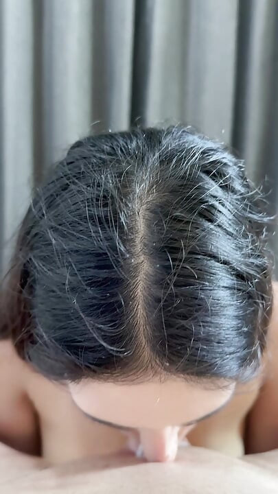Jasmica，一個擁有大屁股的美麗拉丁裔，給她的朋友口交並用她的奶子在他身上，他射在她的奶子上。