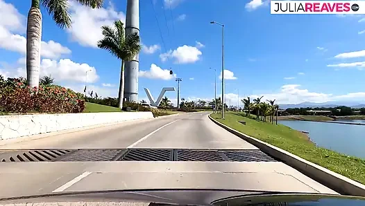 Azgın orta yaşlı seksi kadın sevgilisinin büyük yarağını arabanın içinde sert emiyor