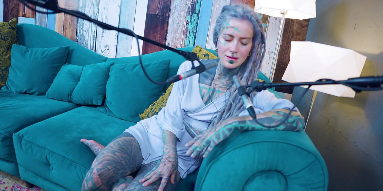 Jag pratar om P - Passion - ASMR podcast SFW pratar goth mager tjej dreadlocks tatuering modell inked girl