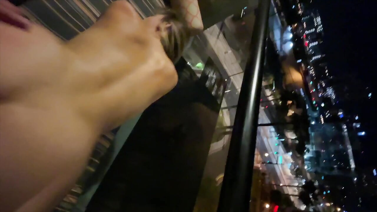 Hermosa chica embarazada follada en el balcón del hotel y en el pasillo