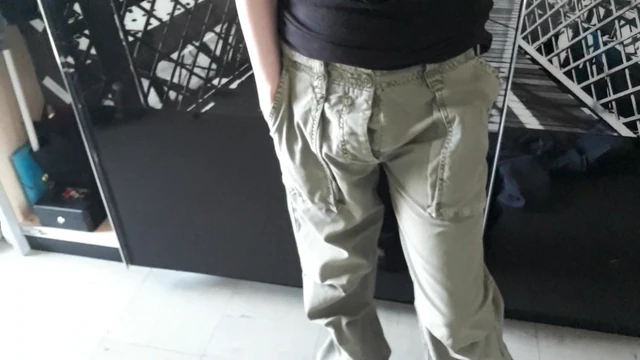Dans mon pantalon kaki militaire