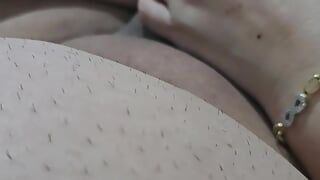 सौतेली मम्मी हैण्डजॉब सौतेला बेटा बिस्तर में अपना लंड हिला रहा है