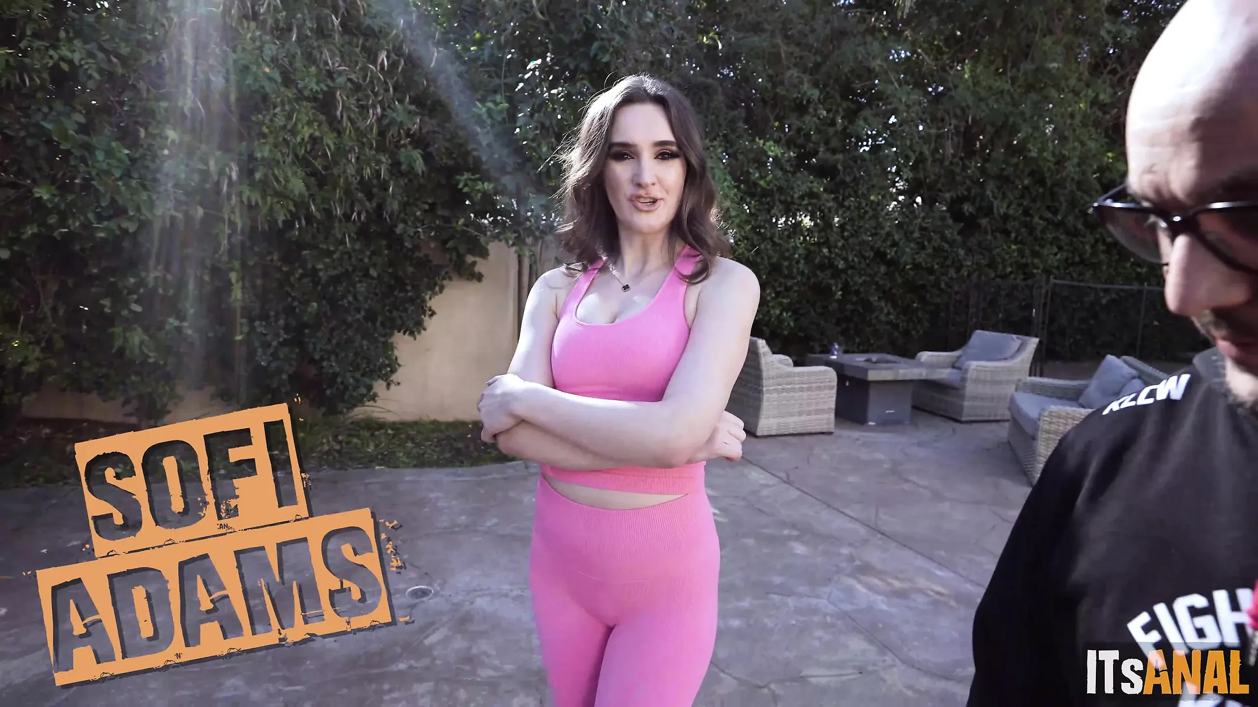 Топки дълбоко в задника на Софи Адамс