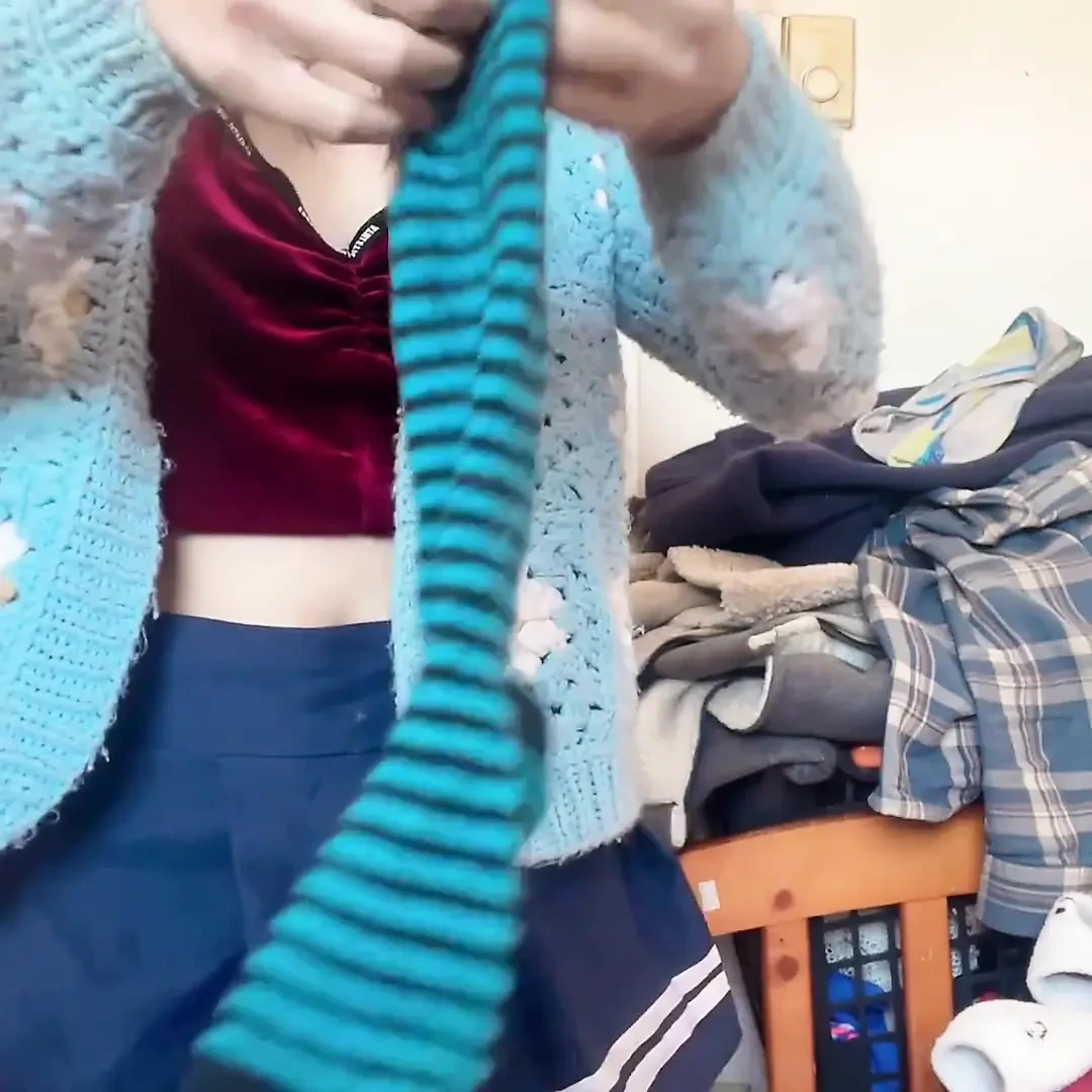 穿着大学裙子的Hana性感 Perfext 身体好屁股