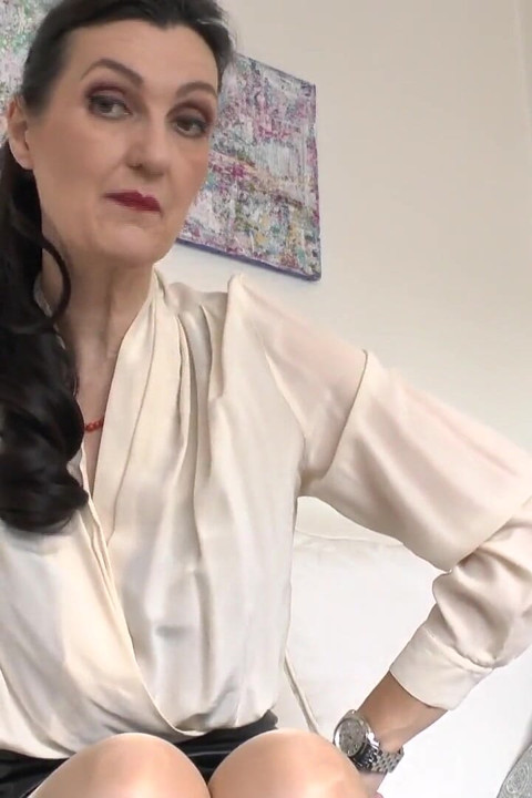 Masturbándose dentro de tus pantalones mientras acaricia los elegantes relojes de pulsera de tu madrastra!