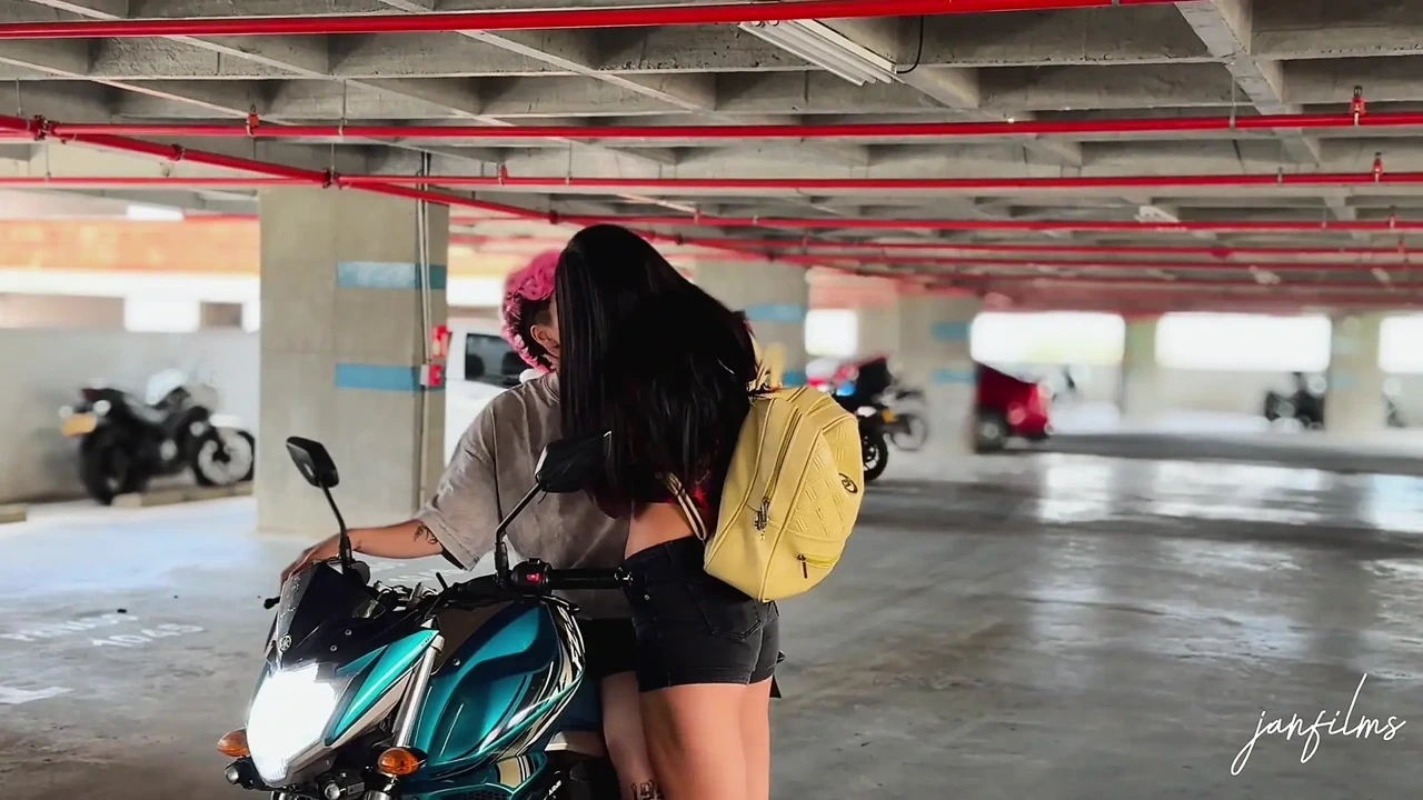 I’M COMING! How good it feels to have my fingers wet with my girlfriend’s cum in the river