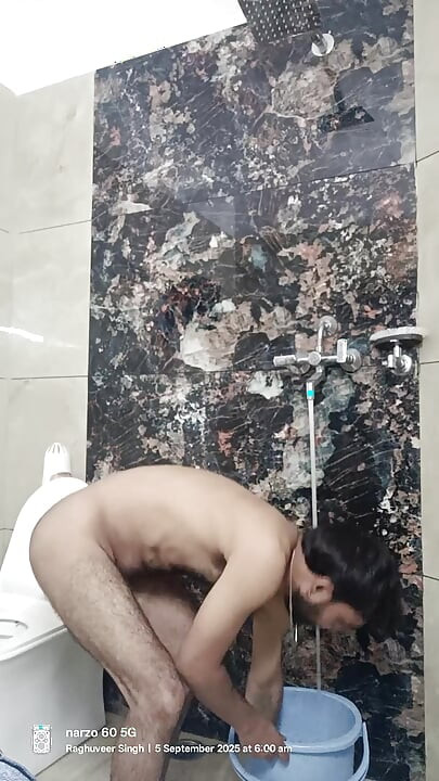 Lelaki Desi Rajasthani menikmati melancap dengan mandi dan menghisap
