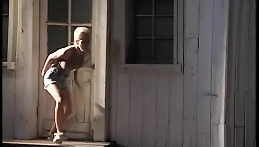 Vollbusiges schätzchen will die rolle reverse-cowgirl spielen