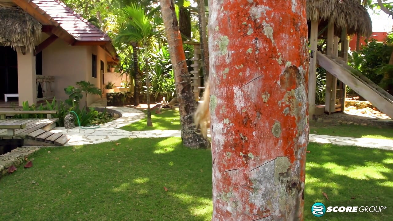 הבלונדינית הכל-אמריקאית היא סווינגרית איים