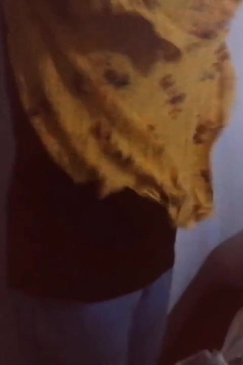 Komşuda yaşayan 37 yaşındaki teyze Rozi ile odaya gidiyor