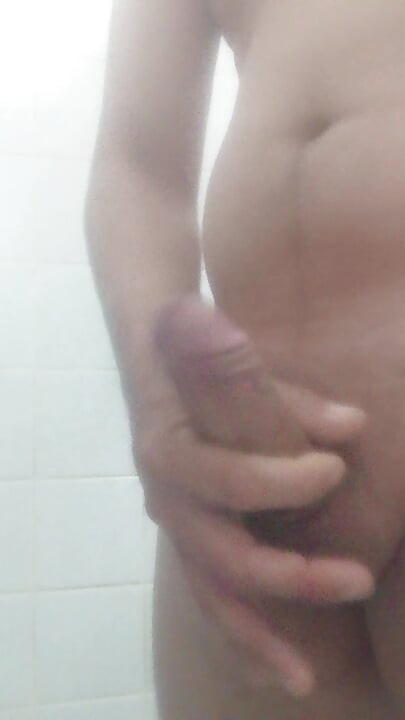 Oscarcoronado86 se hace una paja entrando a la ducha  se puso arrecho y se saca toda la leche oscarcor01