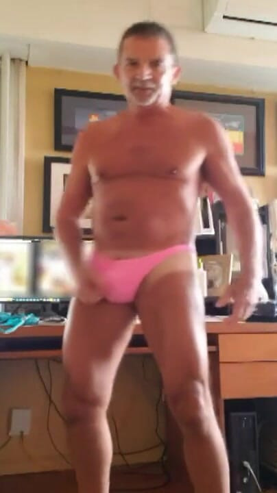 Zapanjujući trenutak iz "Moj seksi prijatelj mi stalno šalje videe drkajući svoj veliki debeli kurac koji curi i pokazujući vruću izbočinu!"