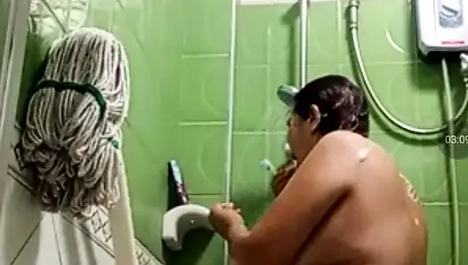 Просто наблюдаю, как принимает ванну утром
