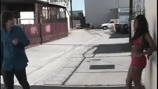 Azgın hatun ıslak deliklerinin büyük bir yarakla sert sikilmesinin tadını çıkarıyor