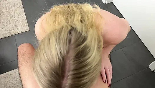 Banyoda sikişiyor ve ayakla mastürbasyon yapıyor ve dölleniyor!