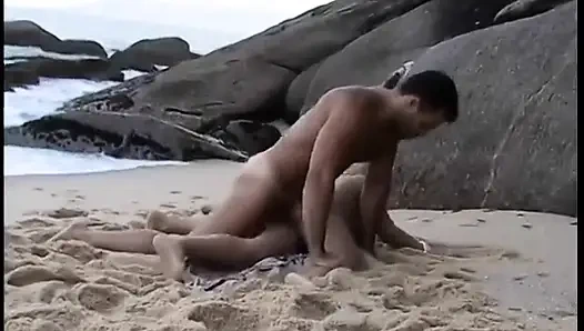 Pantat bahenol cewek hot rambut pirang ini dientot habis-habisan di pantai sampai dicrot di muka