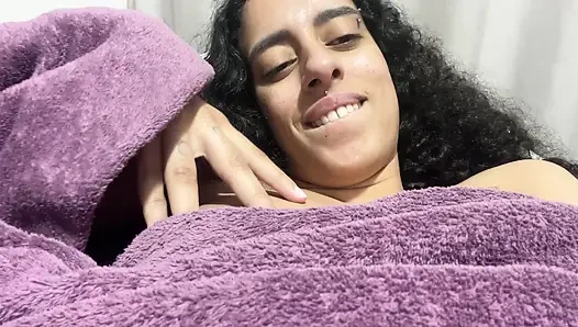 Battaniyenin altında kıllı amcık