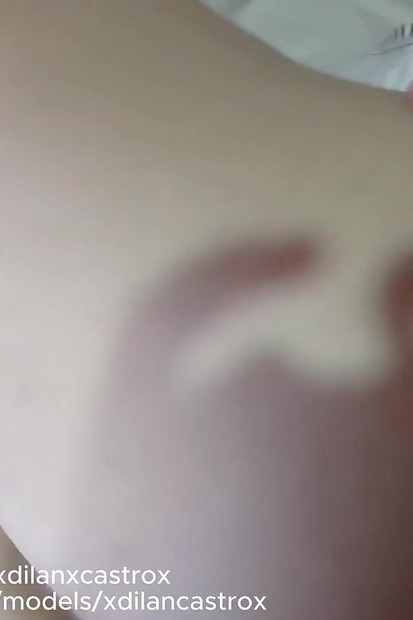 可爱的同性恋像专家婊子一样骑乘鸡巴