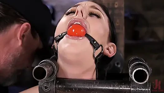 Angela White metal esaret ustası için acı çekmek için yalvarıyor
