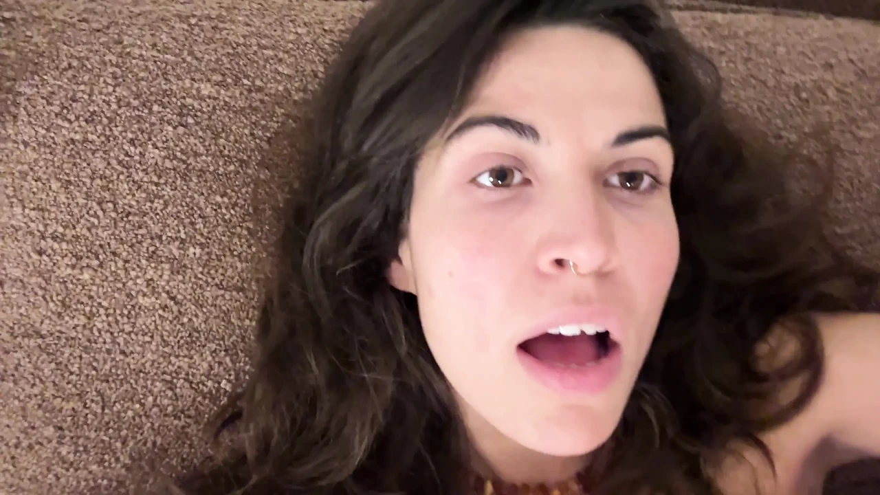 他舔了我直到我高潮，狠狠地操我，我们射精