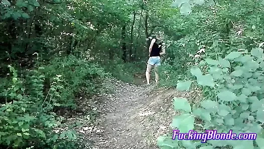 Pirang seksi kencing di hutan
