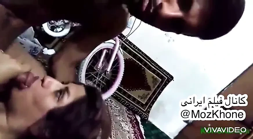 zan irani baraye pesar javon suck mizane