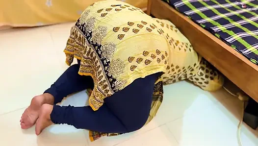 Arap ateşli hizmetçi sıkıştı: lütfen acele et ve büyük götümü sik sonra beni yatağın altından çıkar