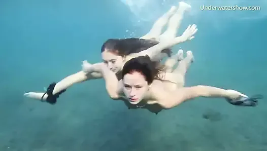 裸の水中深海冒険