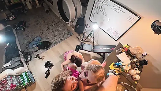 Pesta seks foursome hot, gadis trans dan 2 gadis hot lagi asik dientot habis-habisan sama kontol 20 cm Janelle Fennec. Gadis ketat. Naughtygainz