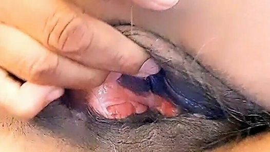 Masturbándose, digitación el pelo del coño, gran clítoris, 3 orgasmos