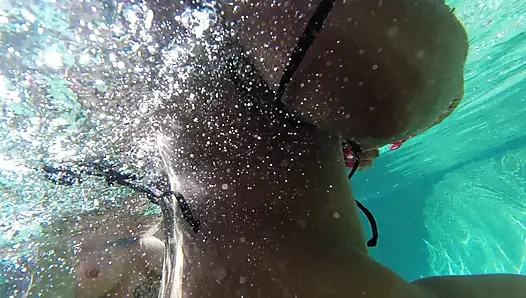 Heißer lesbischer interracial spaß im pool