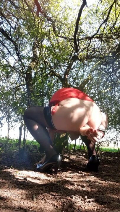 Lady in red 2 - Beim Outdoor Dildofick