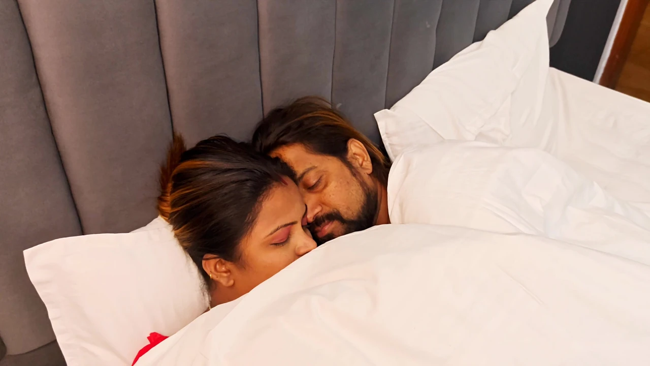 Indian desi husband and wife from a rural village had sex in the middle of the night. Fuc har pusssy