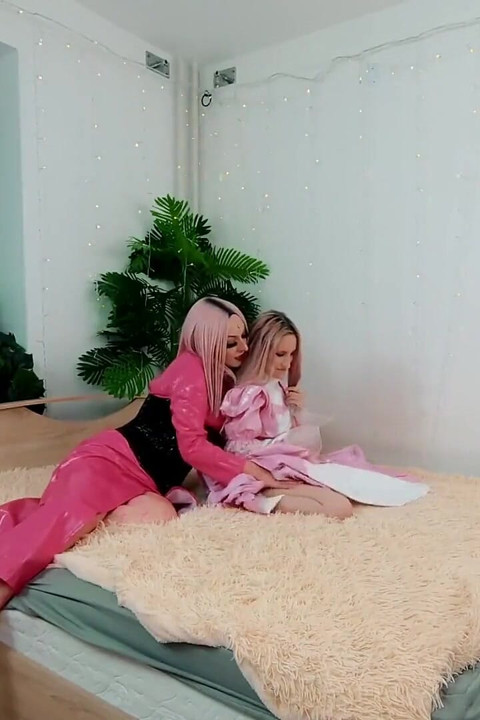 Câmera nos bastidores. Lésbica dominação feminina fetiche. Amante Arya Grander brinca com seu brinquedo sexual Sofia Sey.