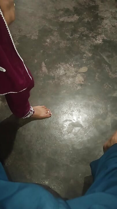 Di dapur, air diambil dari penis saudara tiri tiri, menunjukkan payudara besar dan audio hindi handjob terbaik.