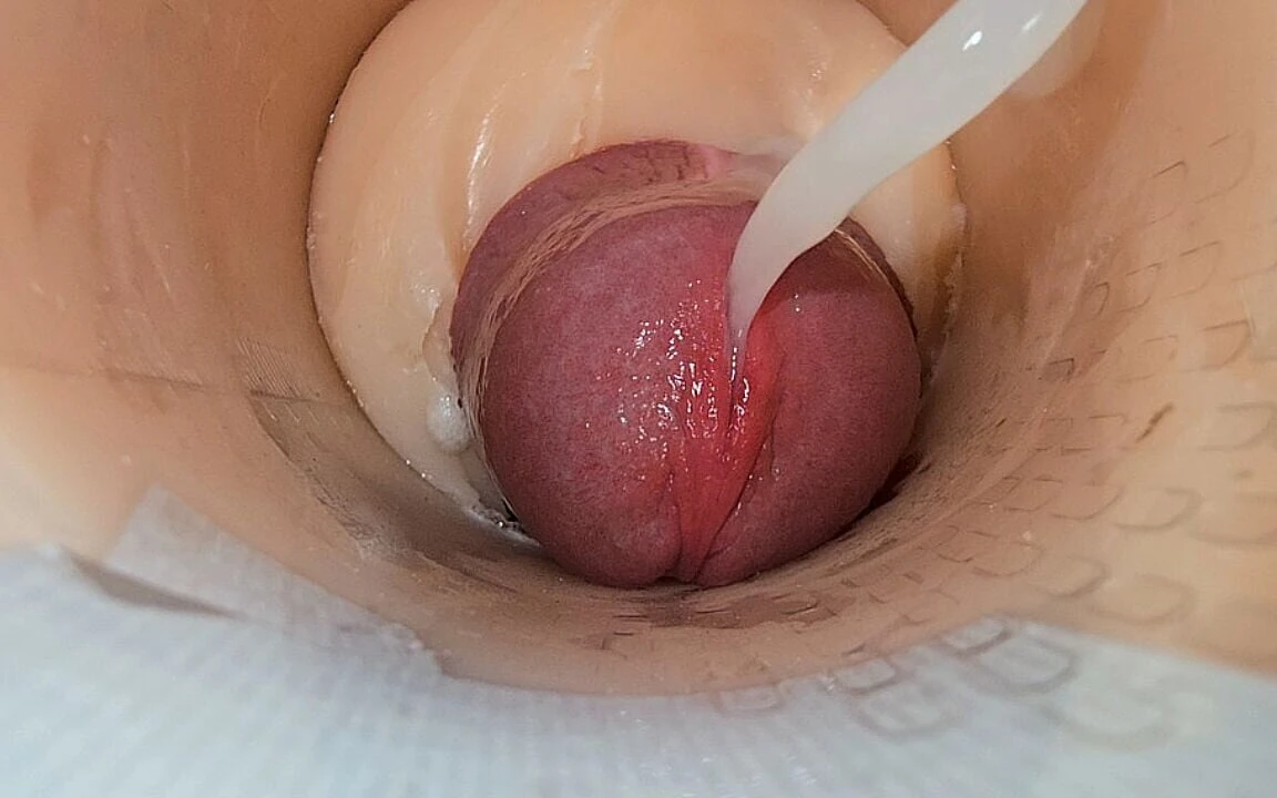 Cameră adânc în pizda strâmtă surprinde o explozie uriașă de spermă