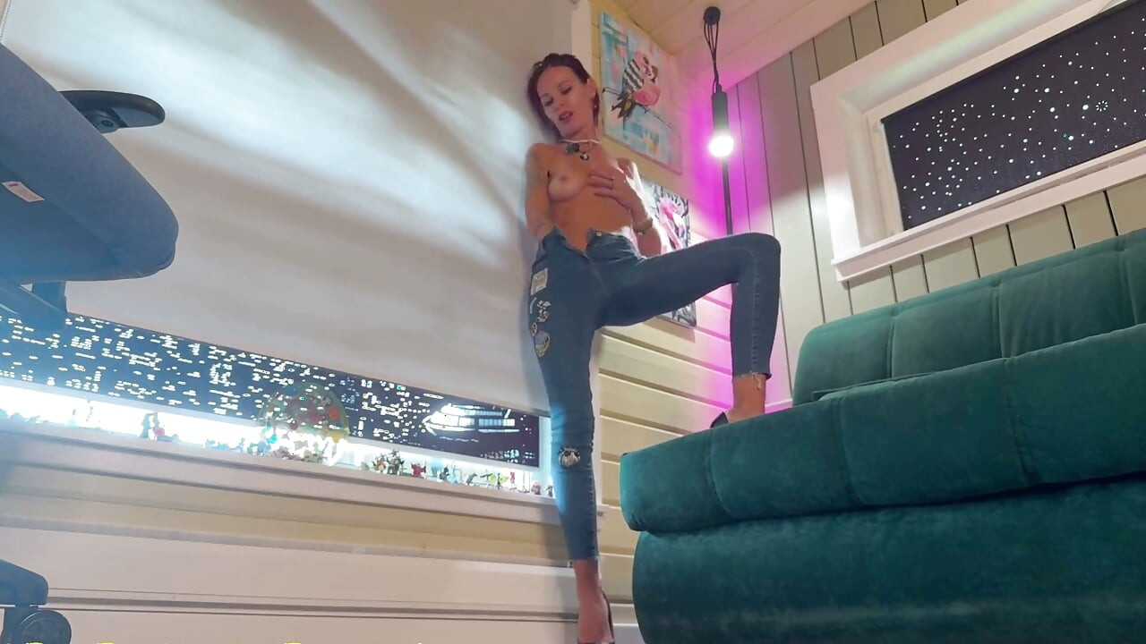 Sandy in Sexy Jeans. Geheime Aufnahme Von Heißer Masturbation