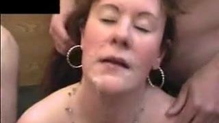 Dee en Jackie - twee rijpe sletten krijgen samen cumshot