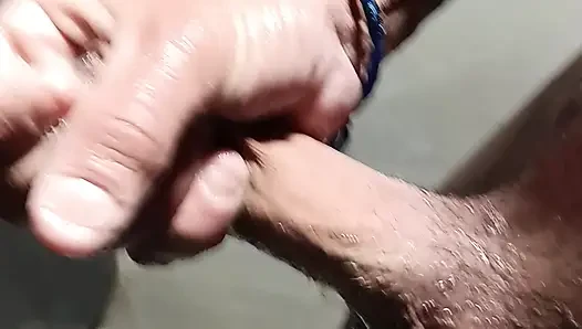 İş yerinde duşta hızlı bir şekilde mastürbasyon