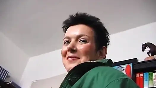 Tante semok amatir lagi asik nyepong kontol kecil