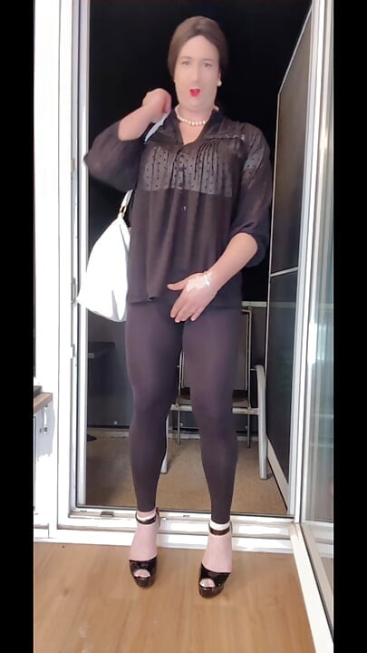 Sissy zadirkuje i jaše dildo na balkonu