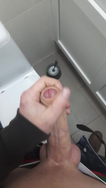 Masturbando um pau no banheiro no trabalho