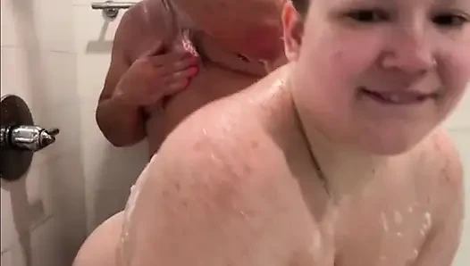Arus piggy rose sama beruang besar di kamar mandi hotel miami